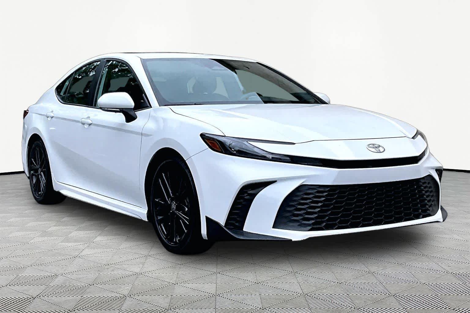 Used 2025 Ice Cap Toyota SE image 3