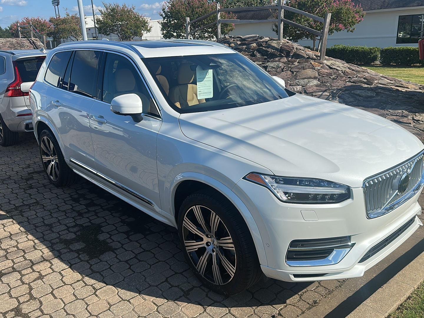 Used 2025 Crystal White Metallic Volvo Ultra image 2