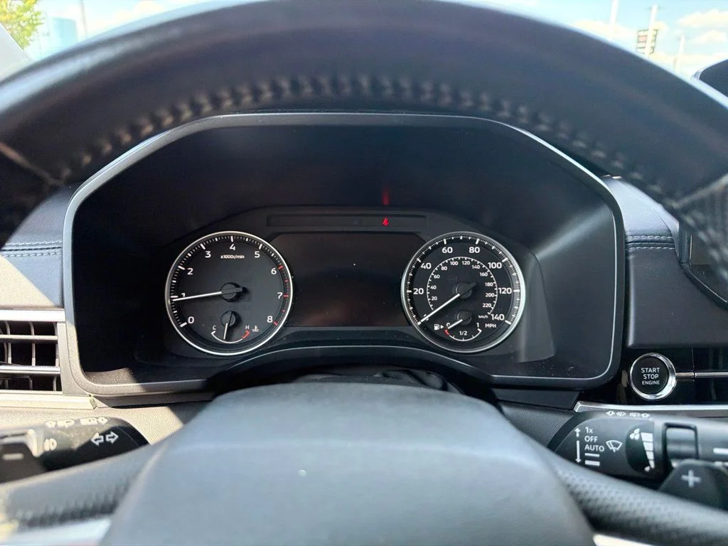 Used 2024 Silver Mitsubishi SE image 18