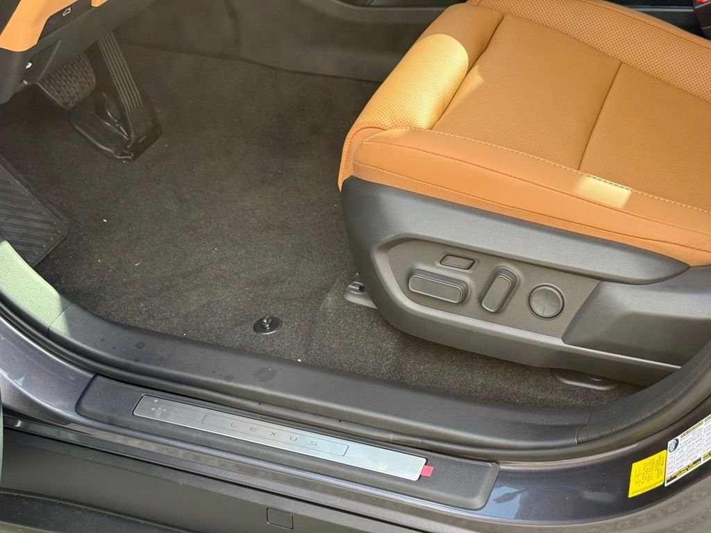 New 2026 Cloudburst Gray Lexus ES 350e LUXURY image 18