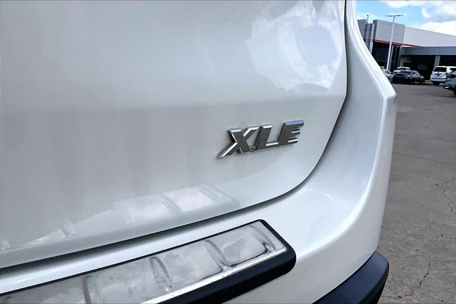 Used 2018 Blizzard Pearl Toyota XLE image 10