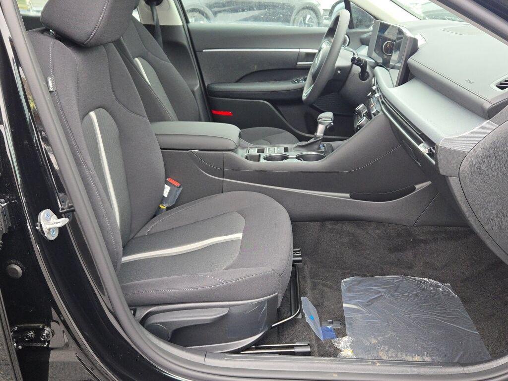 New 2026 Black Hyundai SE image 7