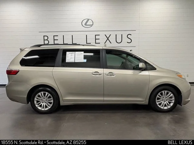 Used 2017  Toyota XLE image 3