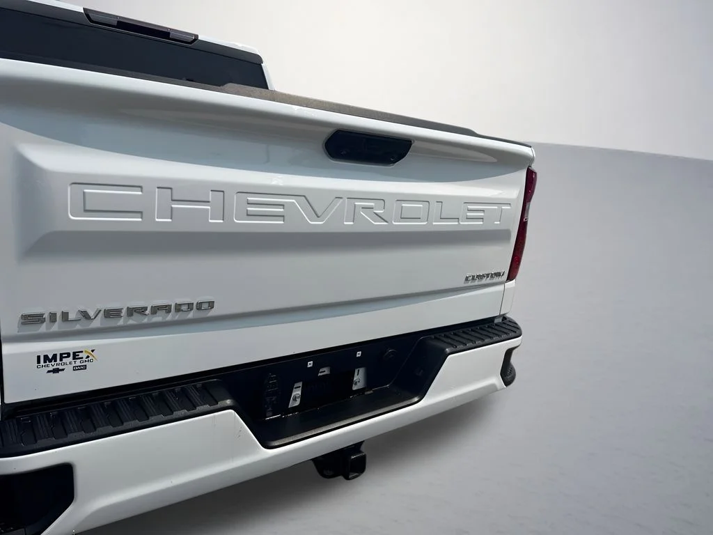 Used 2023 White Chevrolet Custom image 27