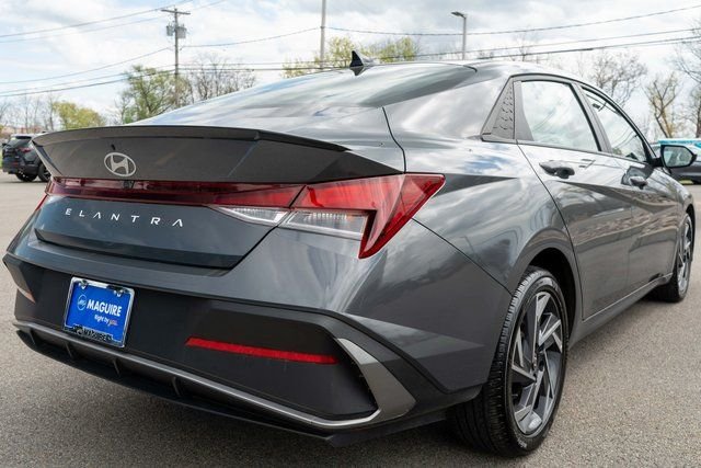 Used 2025 Gray Hyundai SEL Sport image 6