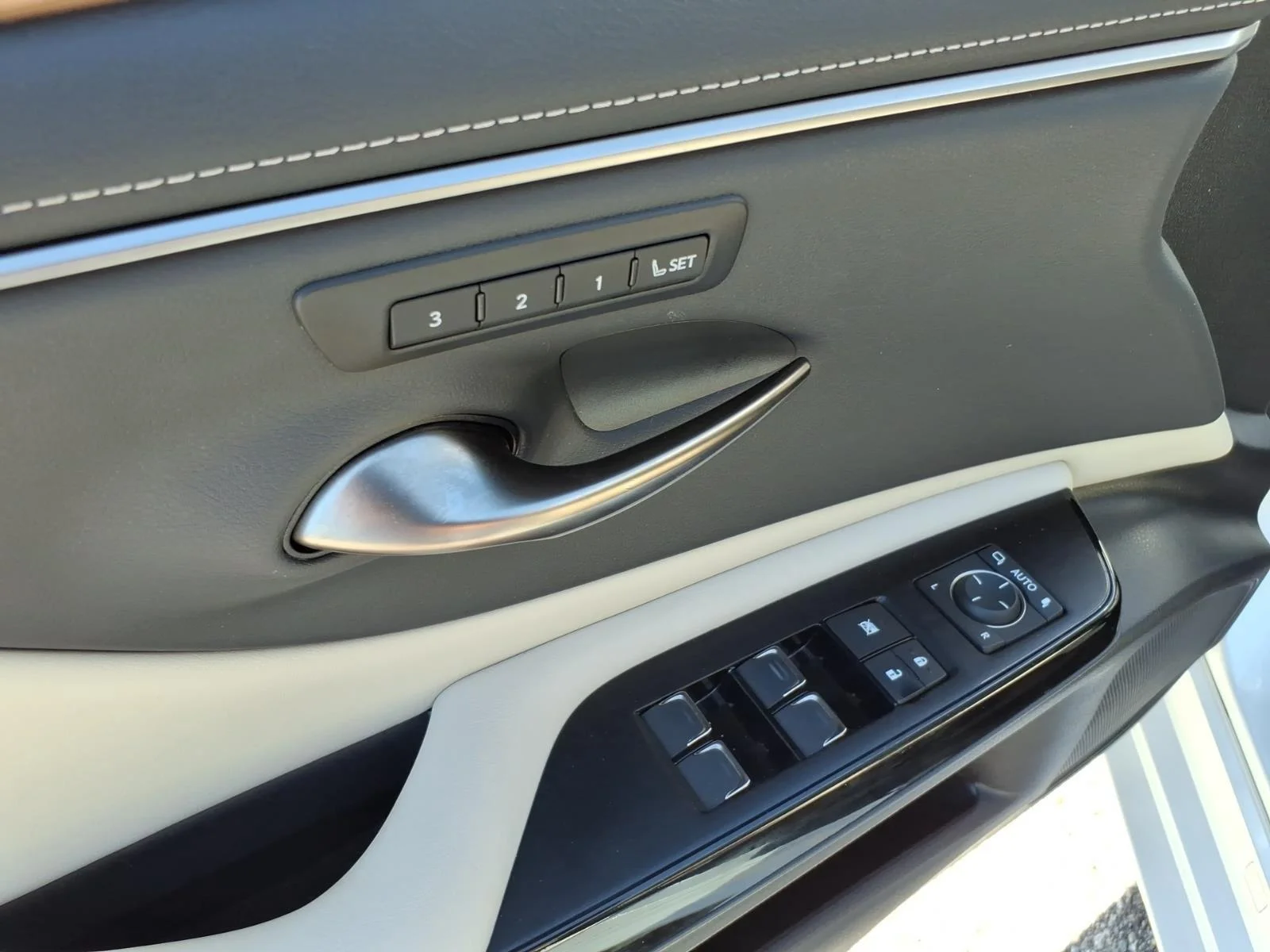 Used 2023 Eminent White Pearl Lexus ES 350 image 13