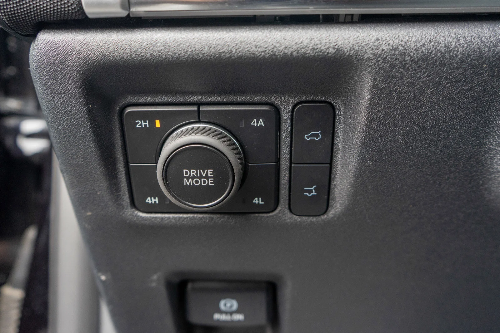 Used 2025 Black Metallic Ford Platinum image 19