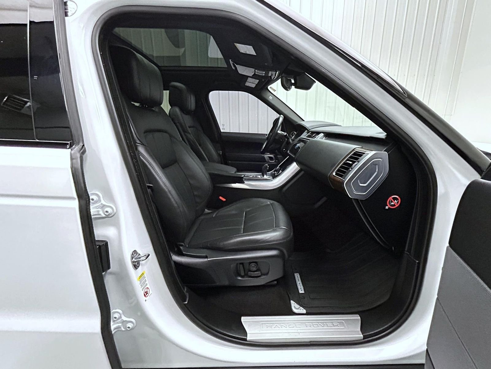 Used 2019 White Land Rover HSE image 15