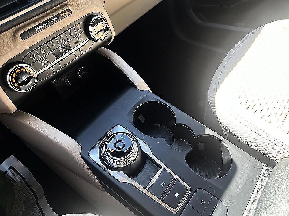 Used 2020 White Metallic Ford SE image 13