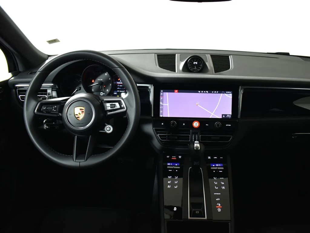 2026 Porsche Macan - Photo 16