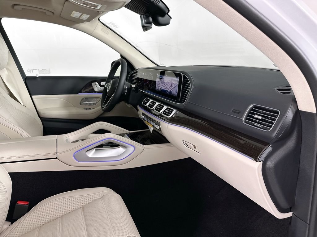 New 2026 MANUFAKTUR Moonlight White Metallic Mercedes-Benz GLS 450 image 32