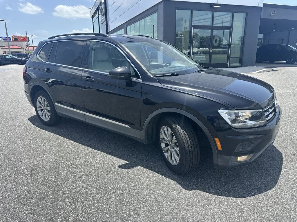 Used 2018 Deep Black Pearl Effect Volkswagen 2.0T SE image 1