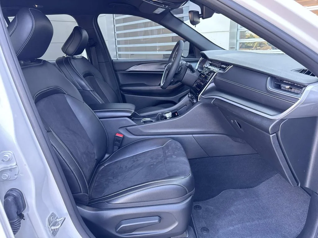Used 2024 White Jeep Altitude image 9