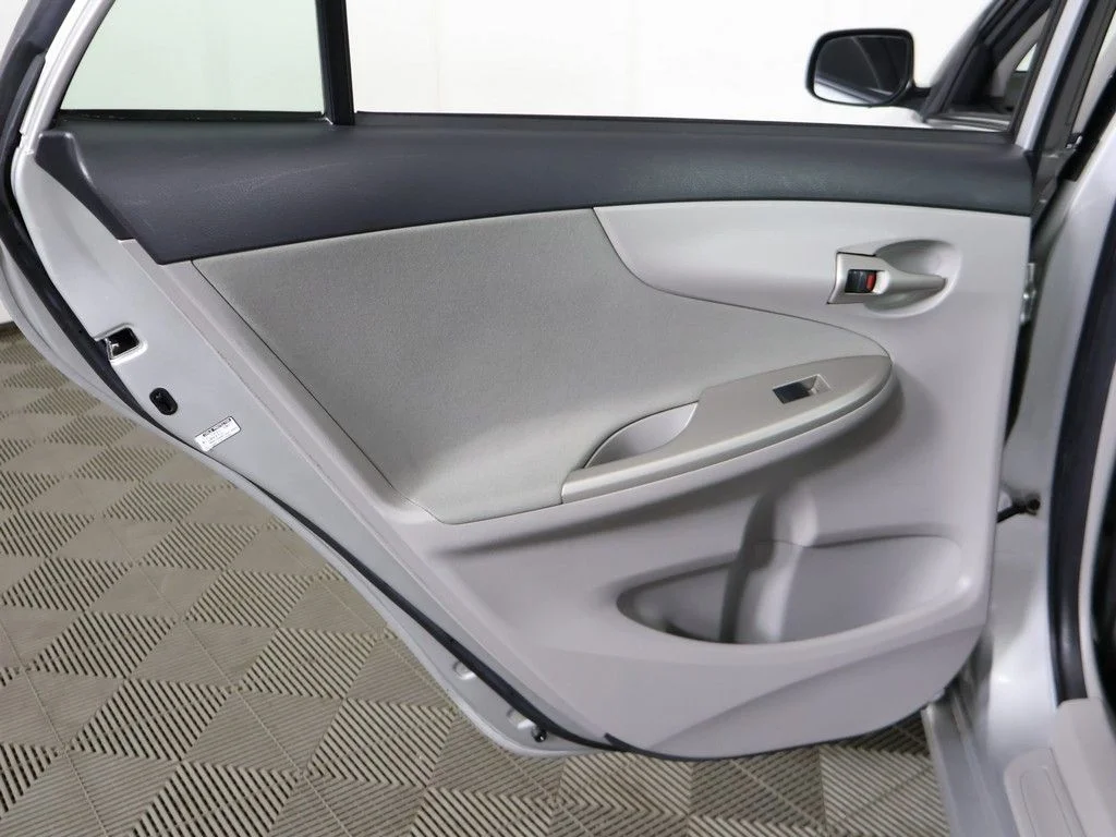 Used 2011 Silver Toyota LE image 19