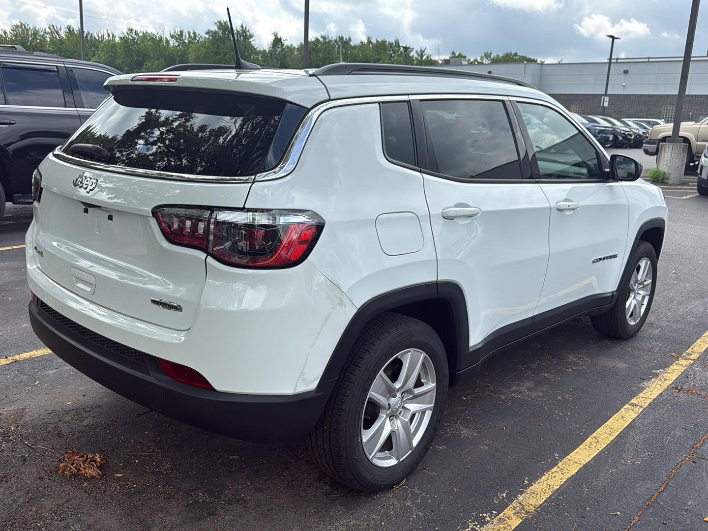Used 2022 White Jeep Latitude image 13