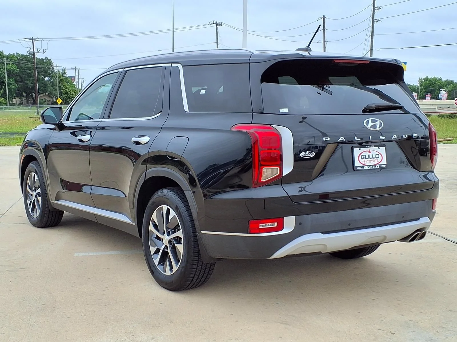 Used 2022 Black Hyundai SEL image 2