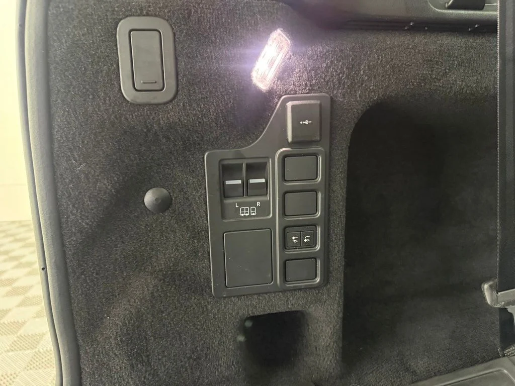 Used 2023  Land Rover S R-Dynamic image 12