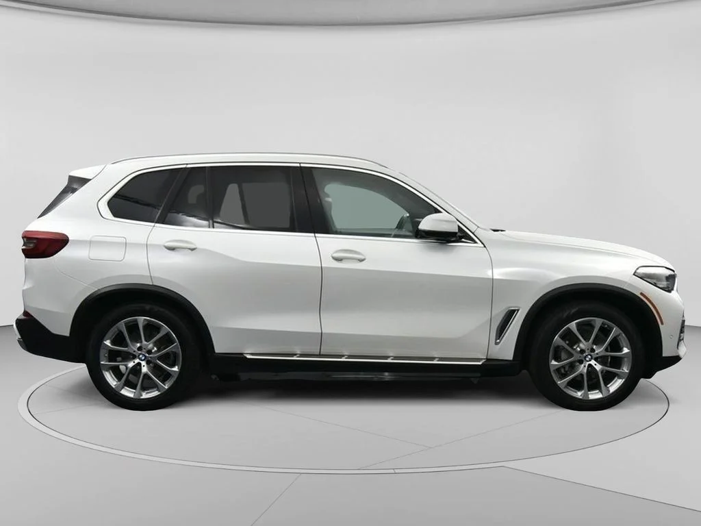 Used 2022 White BMW sDrive40i image 32