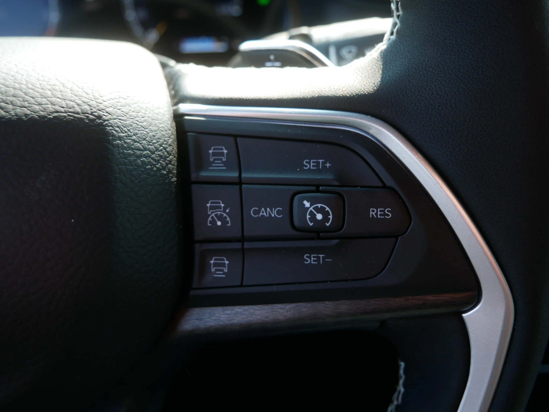 Used 2025 Diamond Black Crystal Pearlcoat Jeep Limited image 25