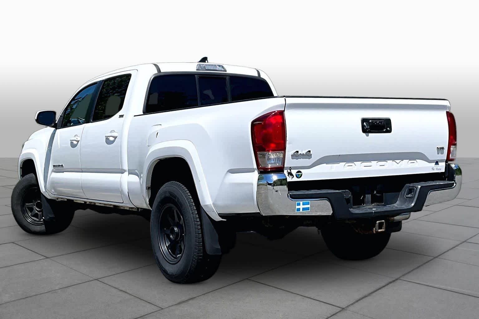 Used 2016 Super White Toyota SR5 image 11