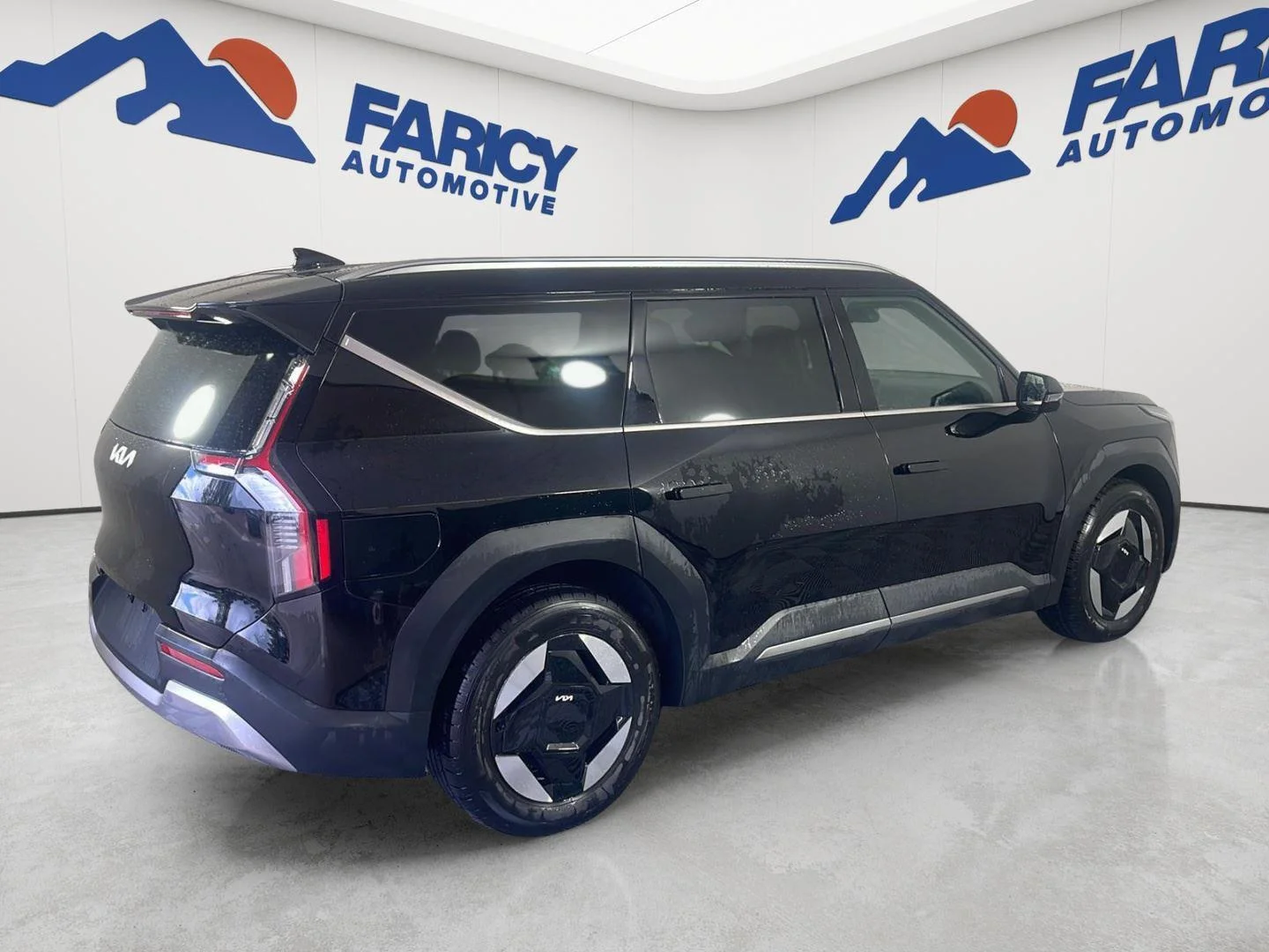 Used 2024 Aurora Black Pearl Kia Wind image 6