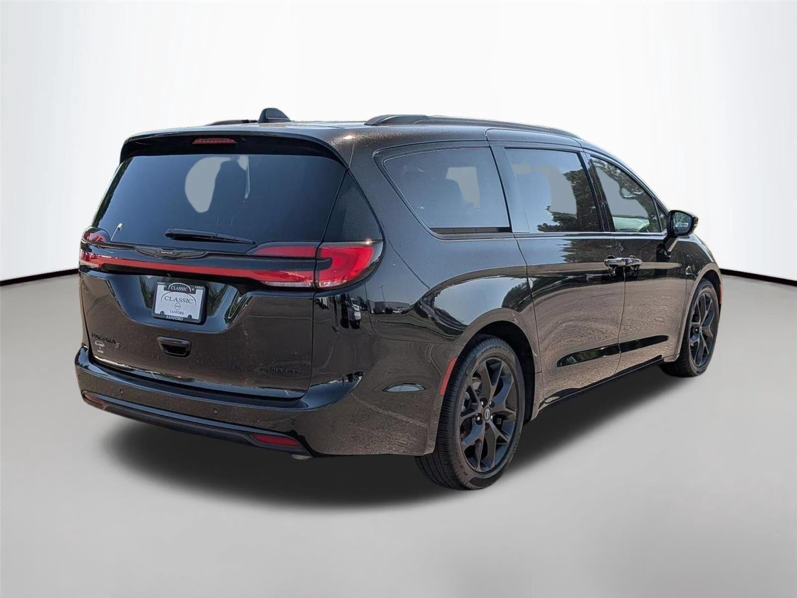 Used 2025 Diamond Black Crystal Pearlcoat Chrysler Limited image 5