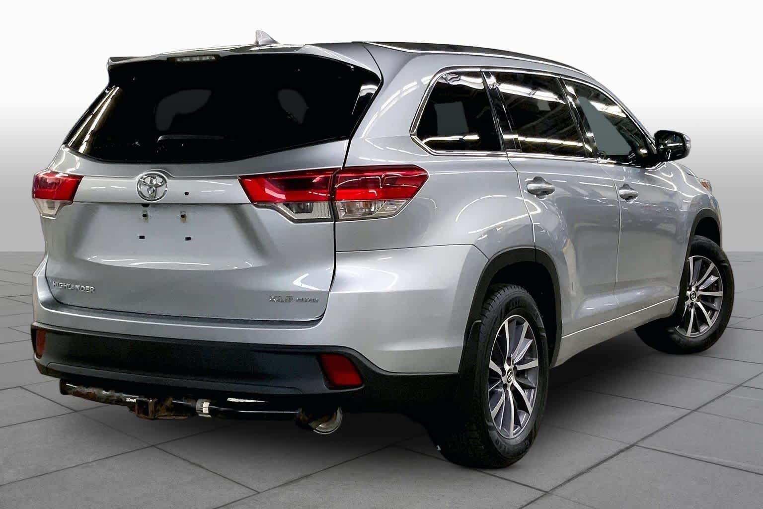 Used 2018 Celestial Silver Metallic Toyota XLE image 13