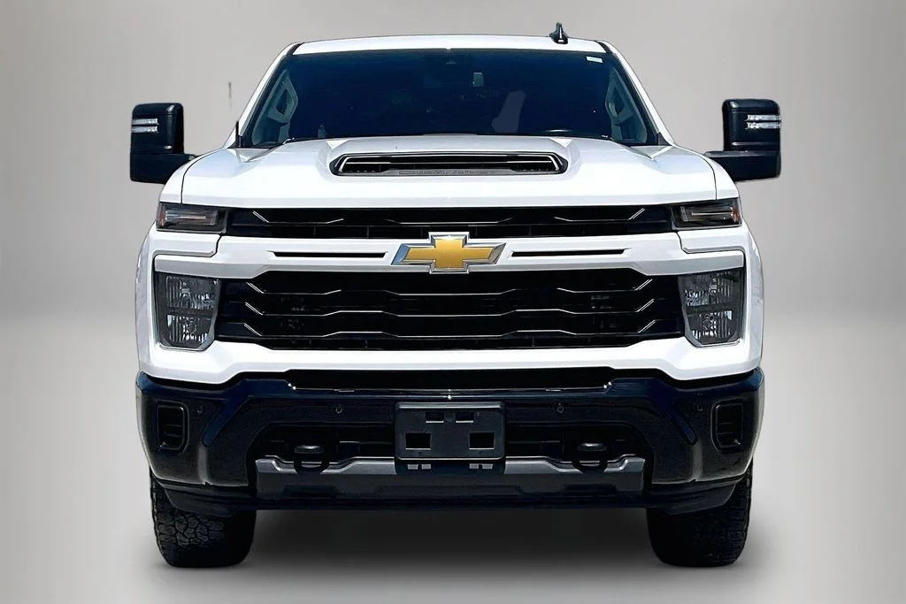 Used 2025 White Chevrolet Custom image 3