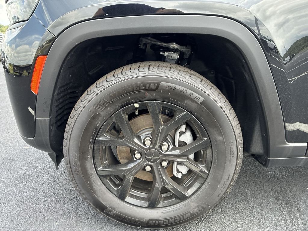 New 2026 Diamond Black Crystal Pearlcoat Jeep Altitude image 11