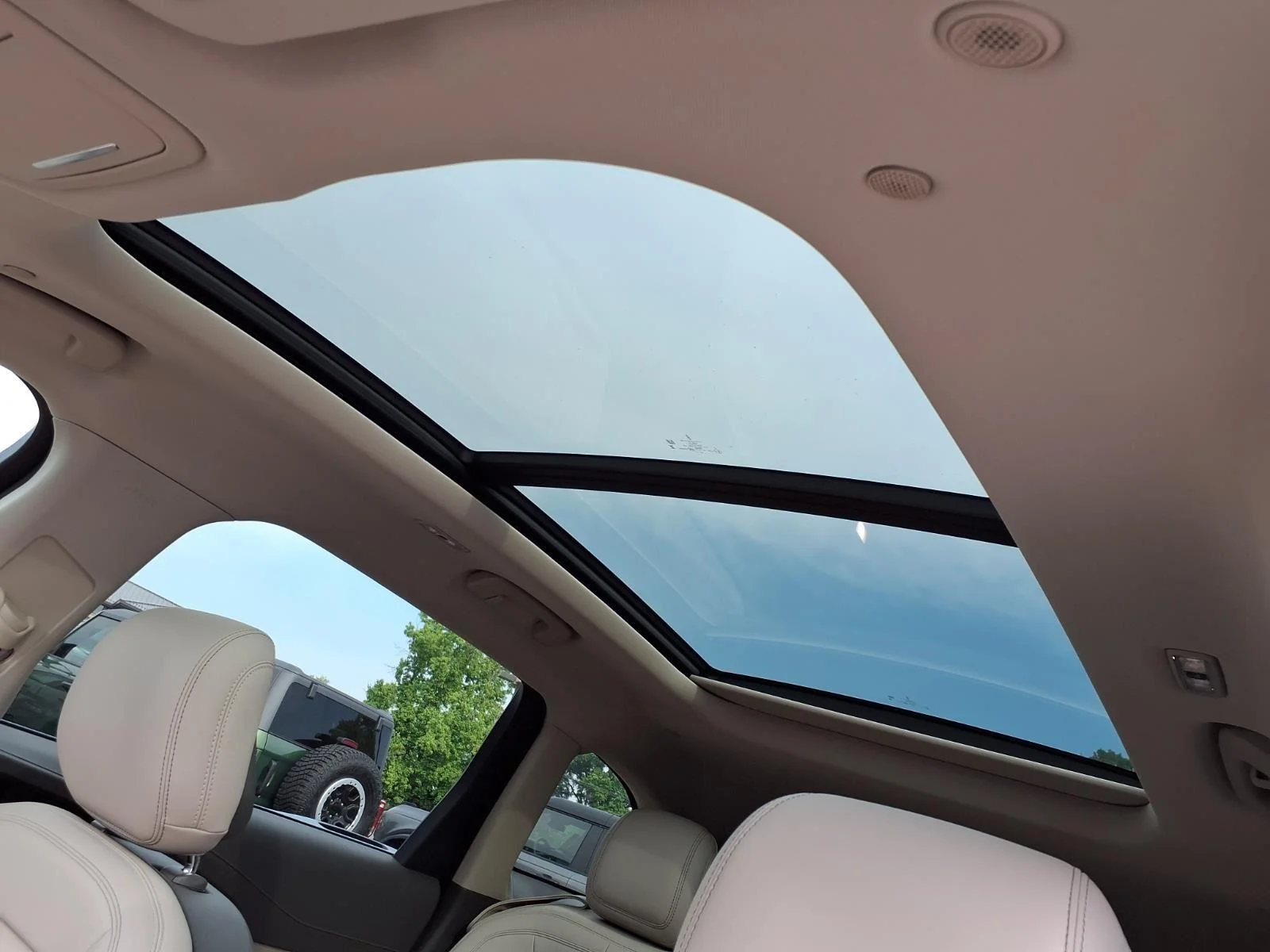 Used 2025 White Platinum Metallic Tri-Coat Lincoln Premiere image 8
