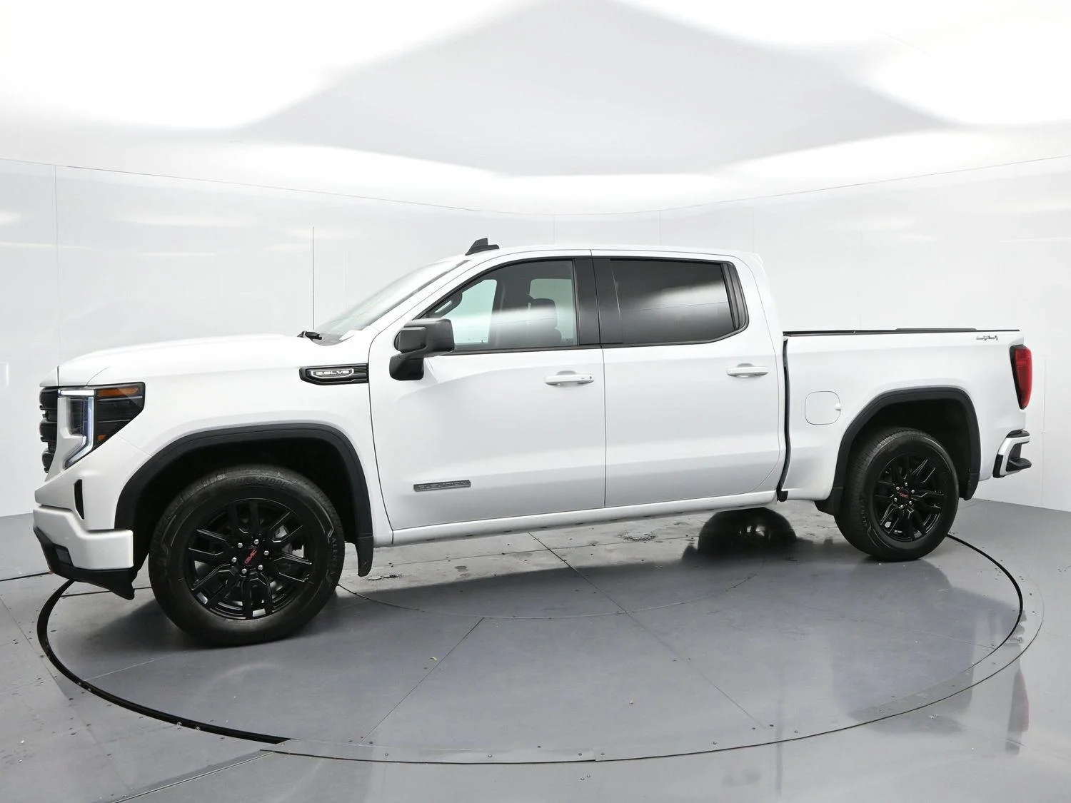 Used 2024 Summit White GMC Elevation image 4