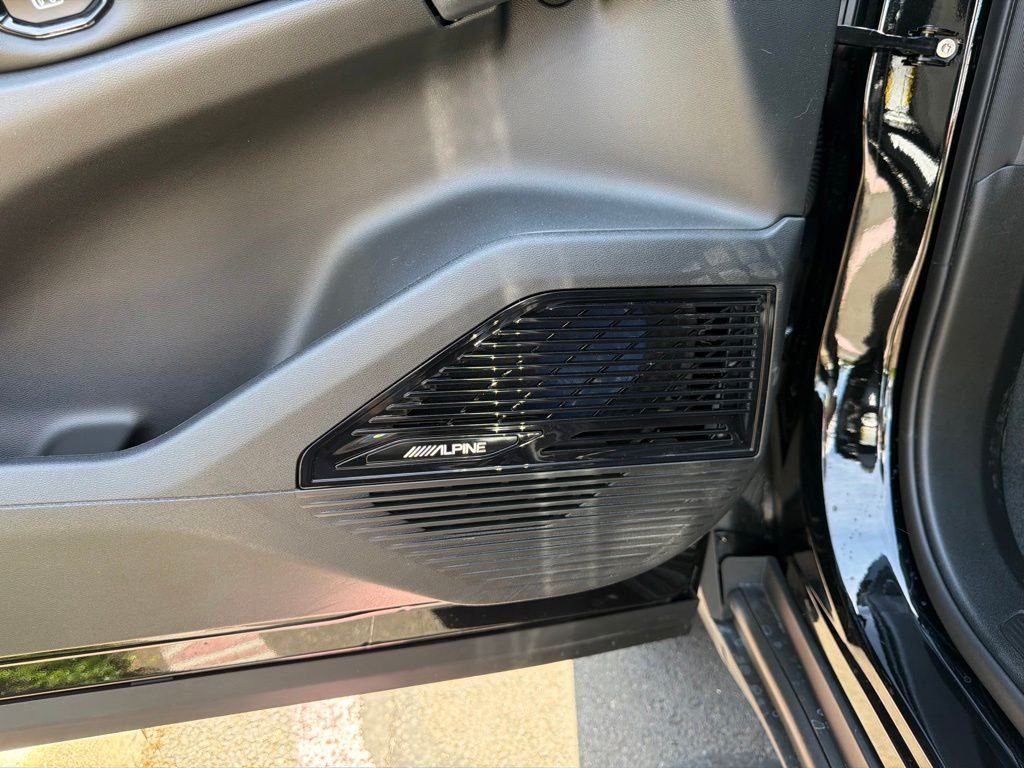 New 2026 Diamond Black Crystal Pearl-Coat Exterior Paint Jeep Limited image 13