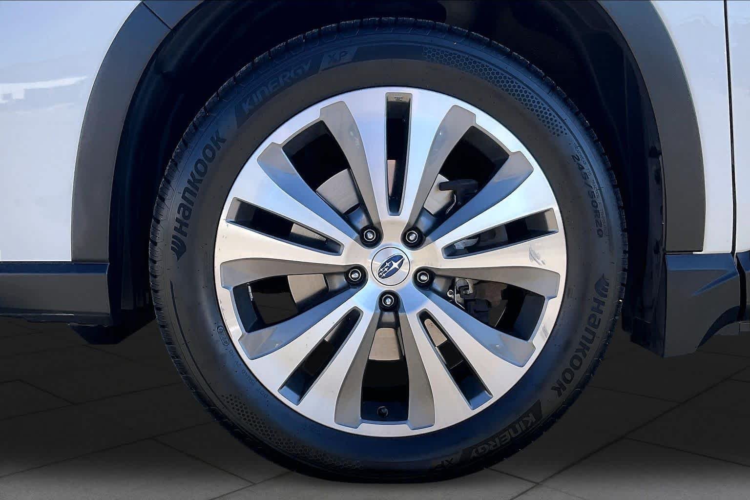 Used 2019 Crystal White Pearl Subaru Limited image 10