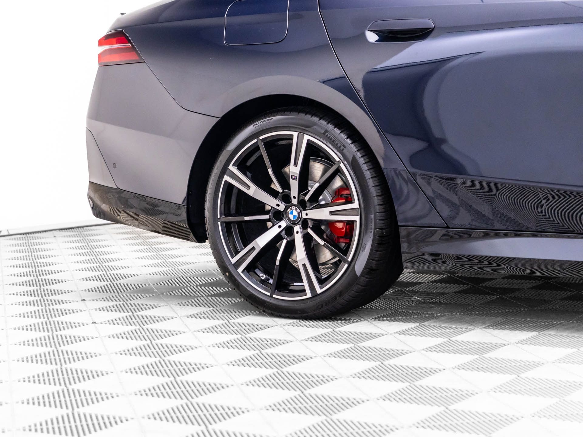 New 2027 Carbon Black Metallic BMW 530i xDrive image 32