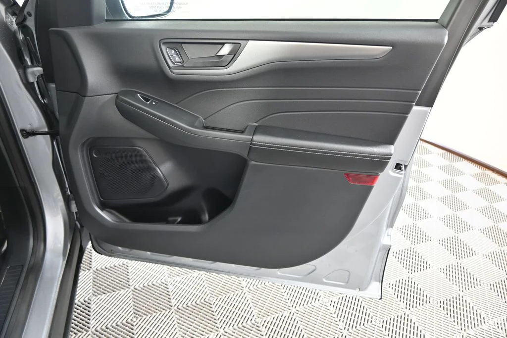 Used 2023  Ford Active image 12