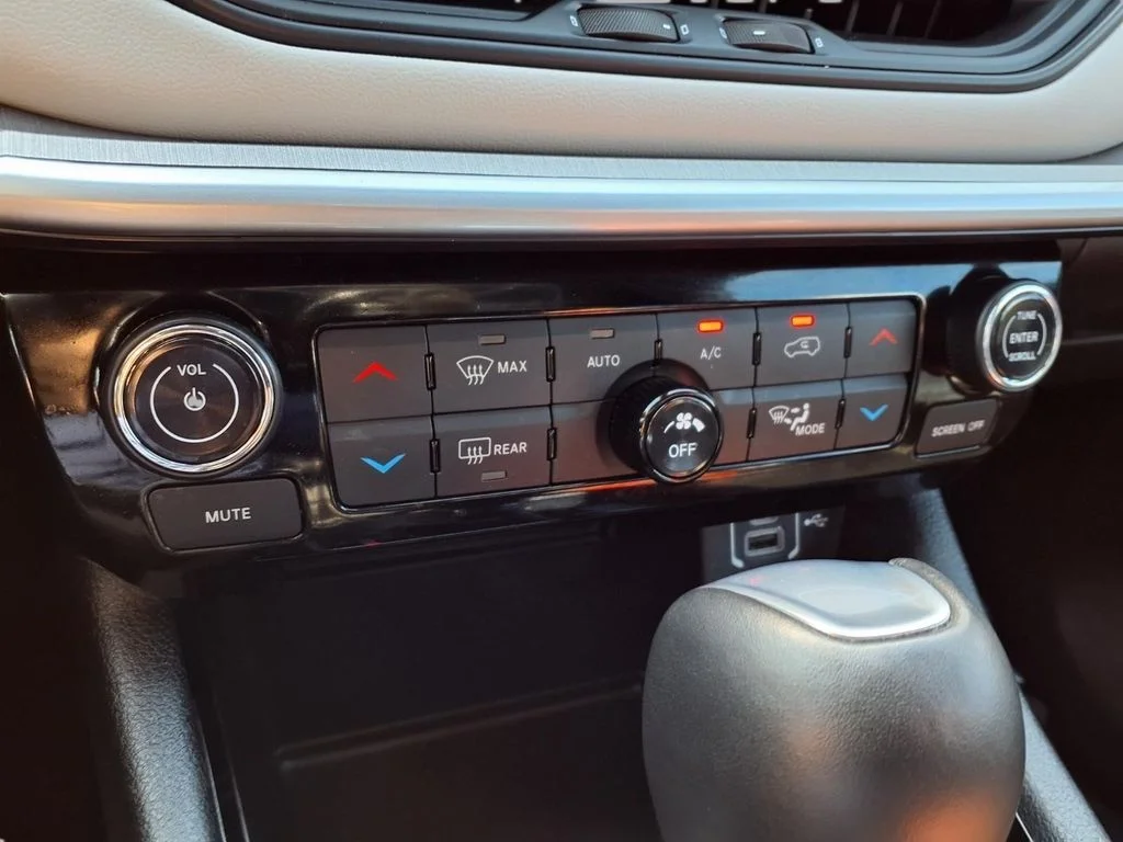 Used 2025 White Jeep Limited image 9