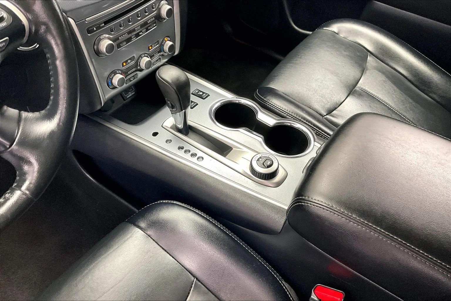 Used 2020 Glacier White Nissan SL image 17