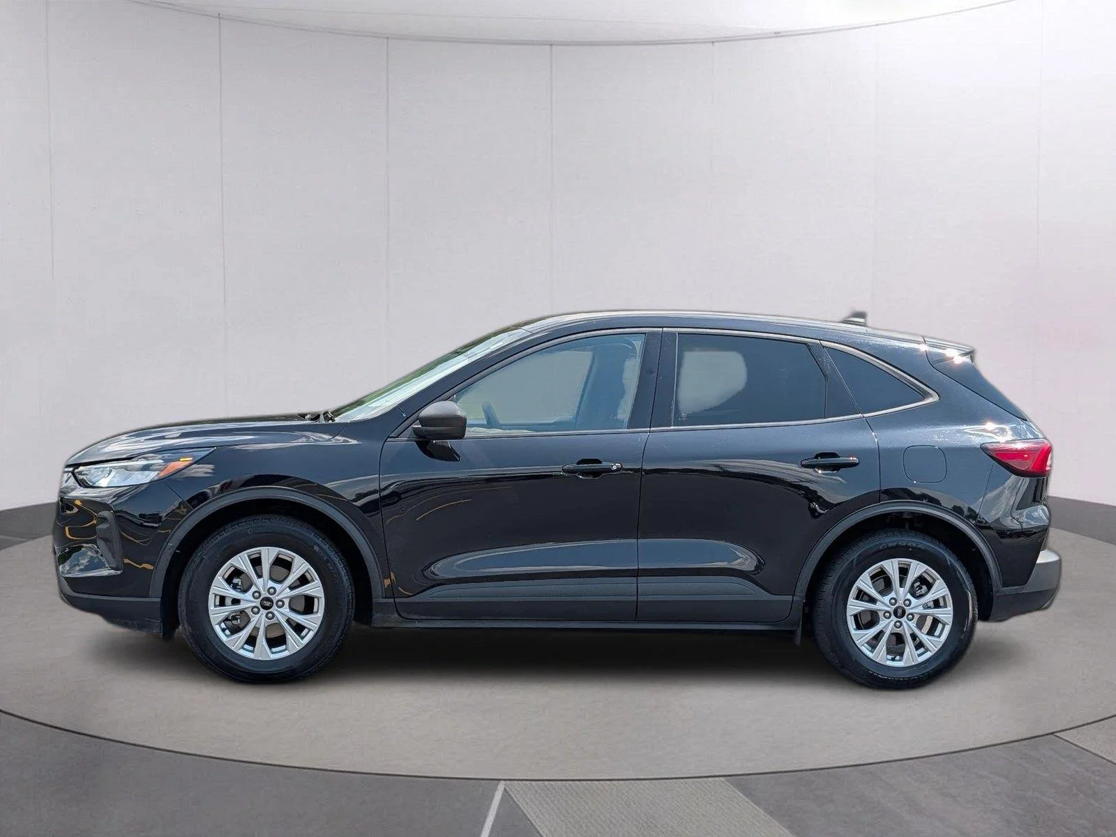 Used 2025 Agate Black Ford Active image 2