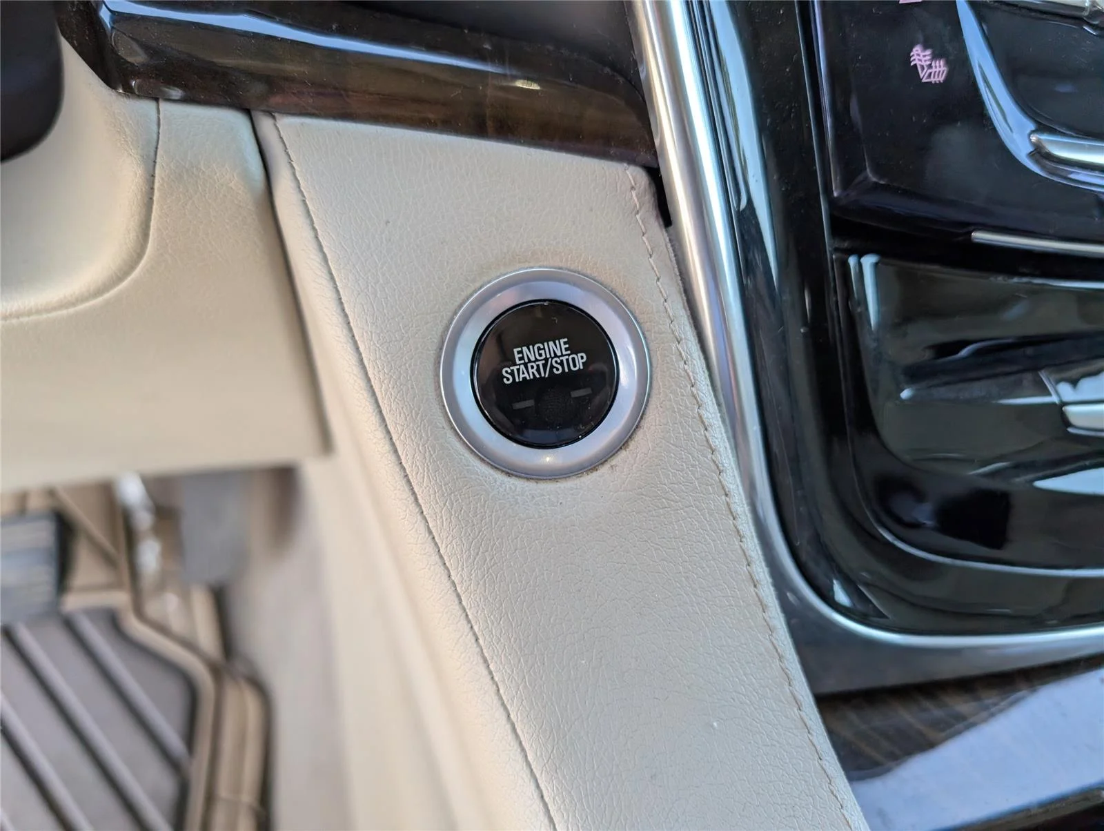 Used 2018 DARK GRANITE METALLIC Cadillac Luxury image 16
