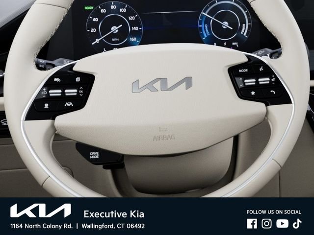 New 2026 Snow White Pearl Kia WAVE image 22