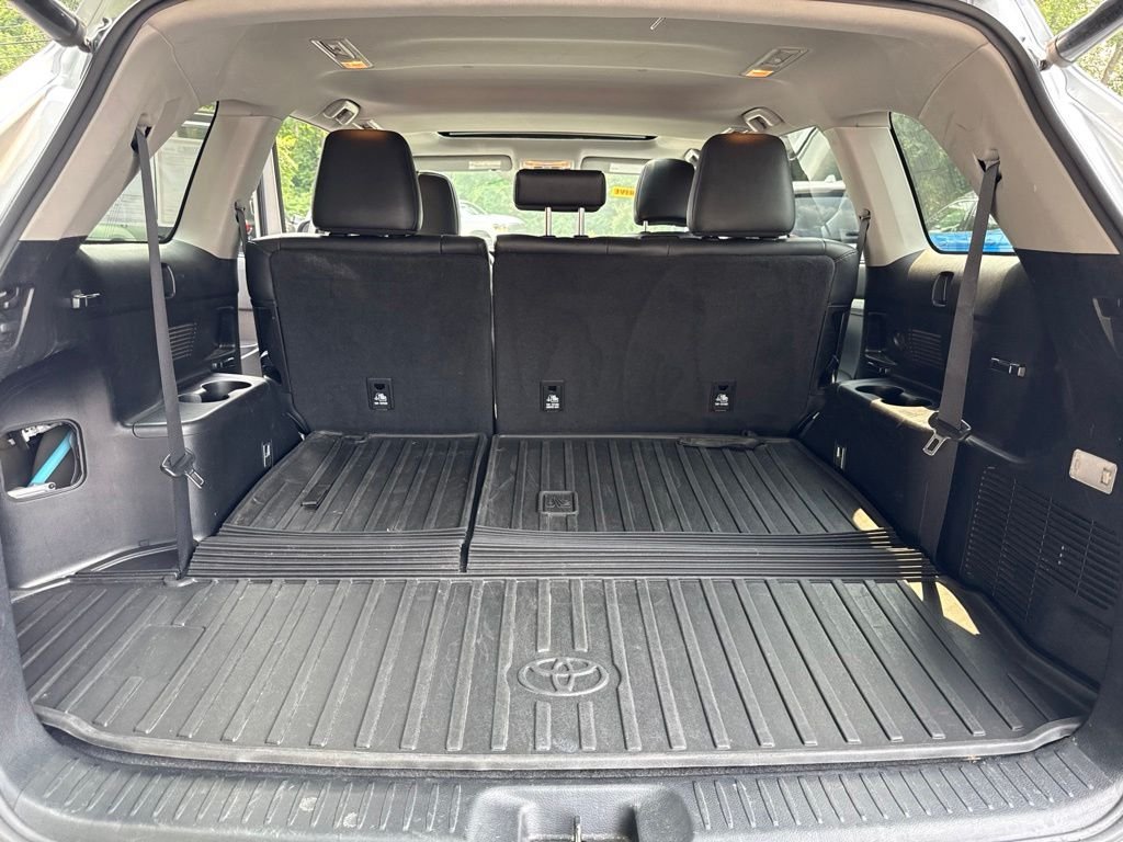 Used 2019 Silver Toyota XLE image 13