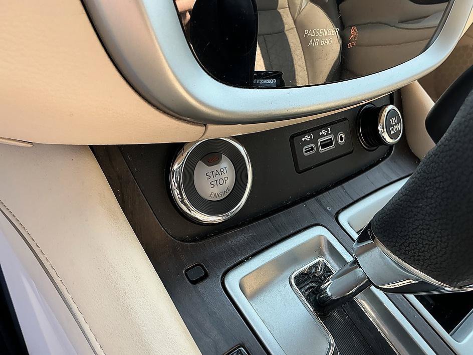 Used 2019 Pearl White Tricoat Nissan Platinum image 22