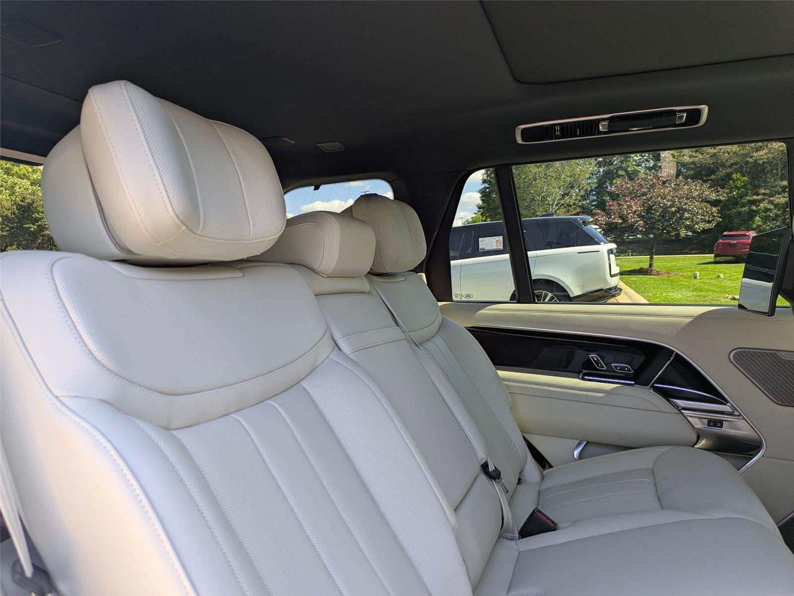 New 2026 Ostuni Pearl White Land Rover Autobiography image 31