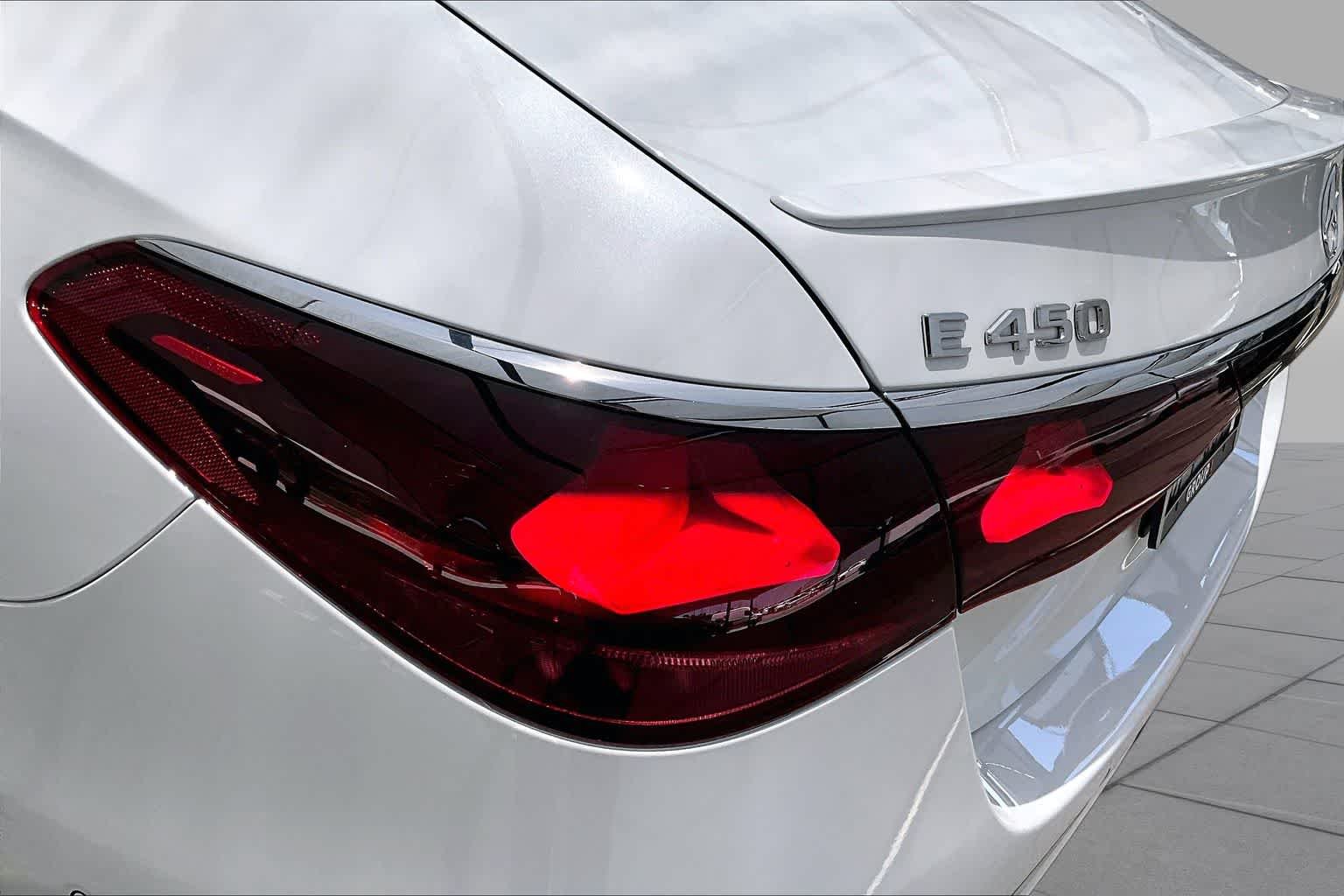 New 2026 MANUFAKTUR Moonlight White Metallic Mercedes-Benz E 450 image 6