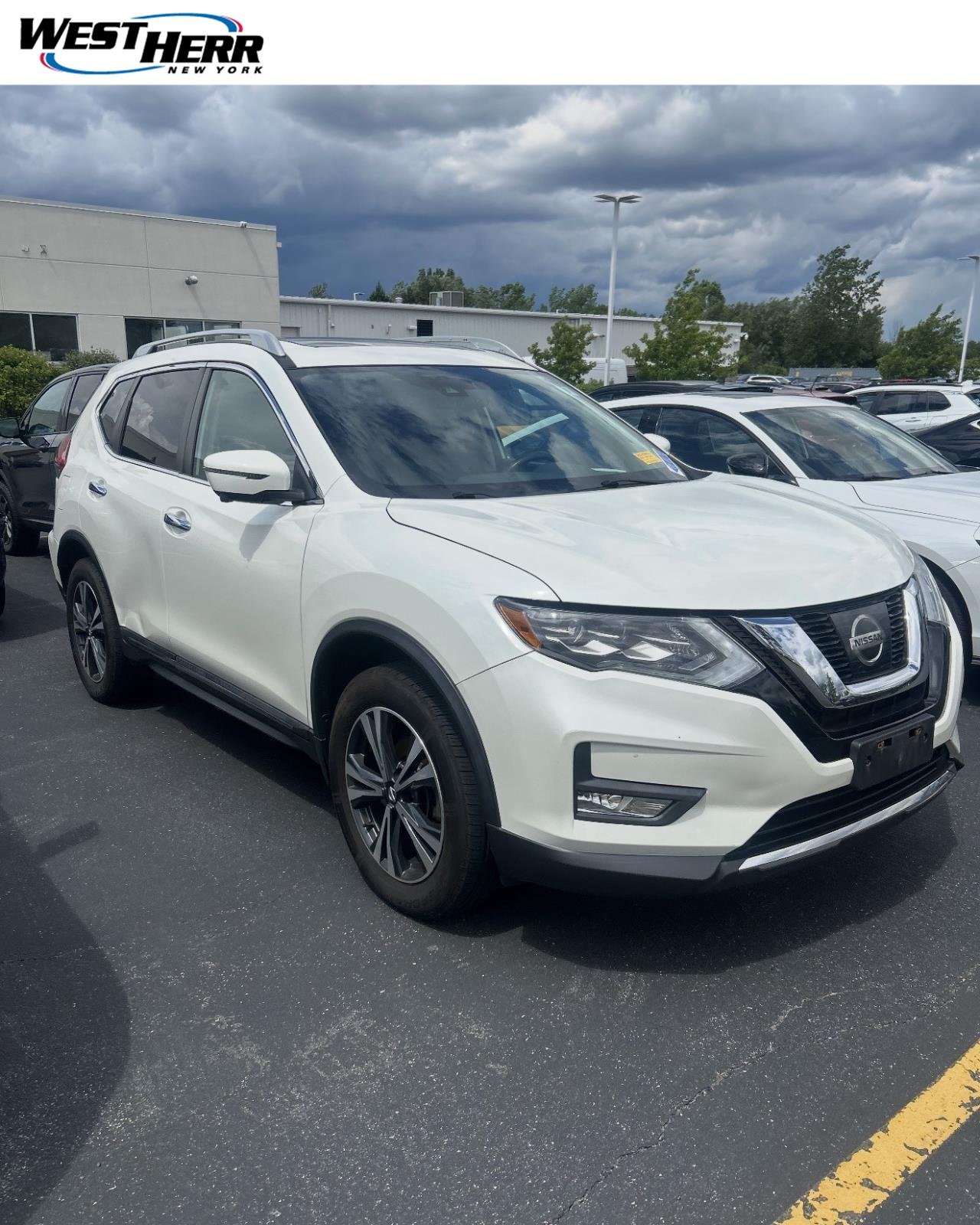 Used 2017  Nissan  image 1