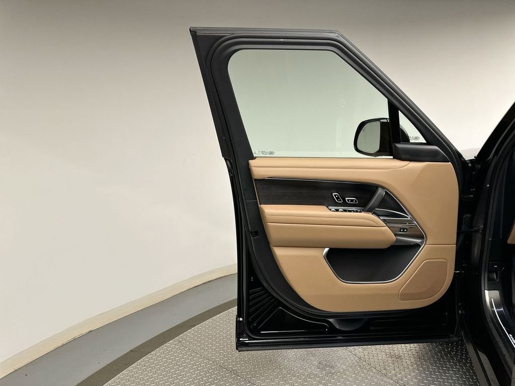 New 2026 Santorini Black Land Rover SE image 9