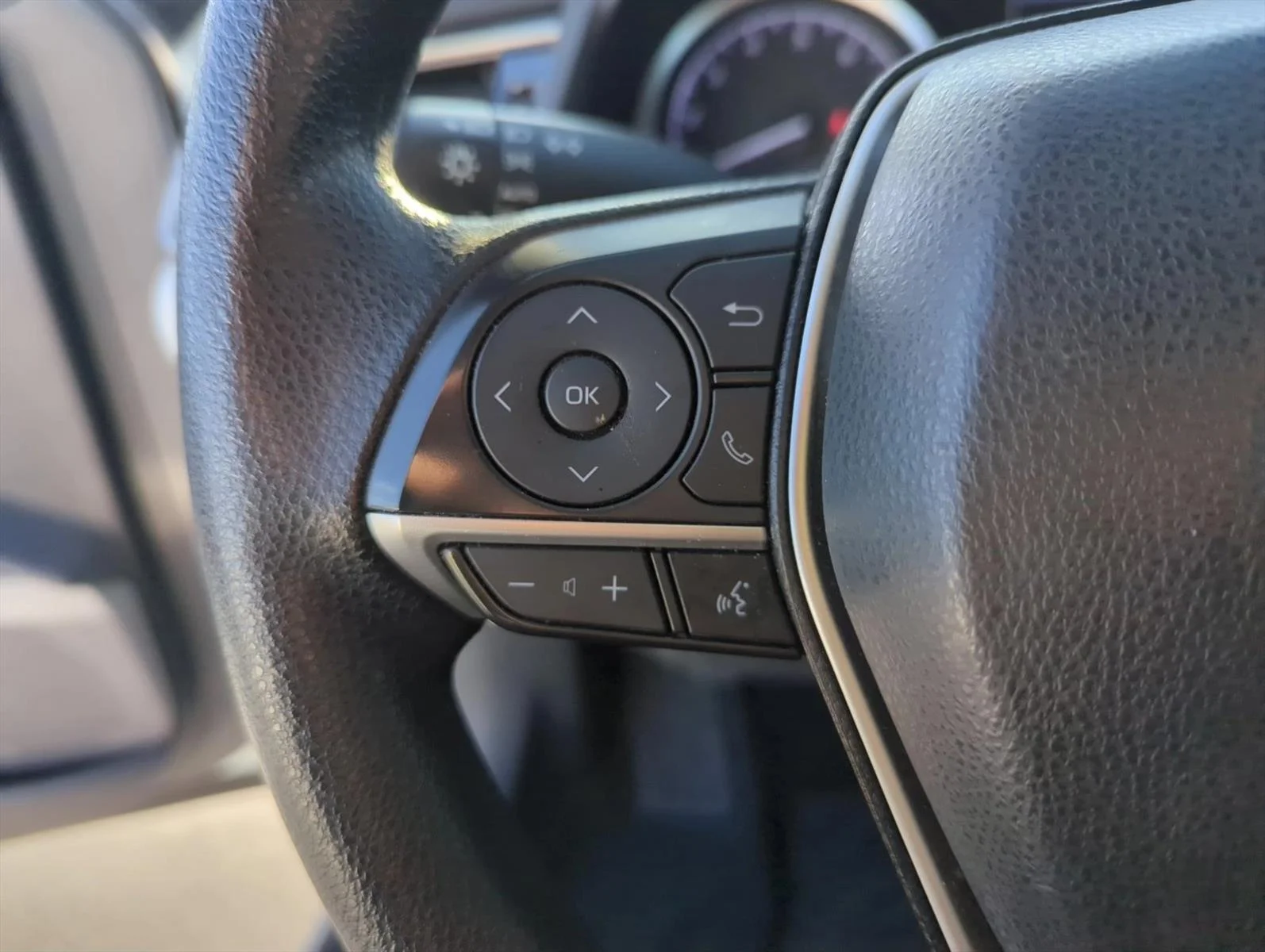 Used 2022 White Toyota LE image 15