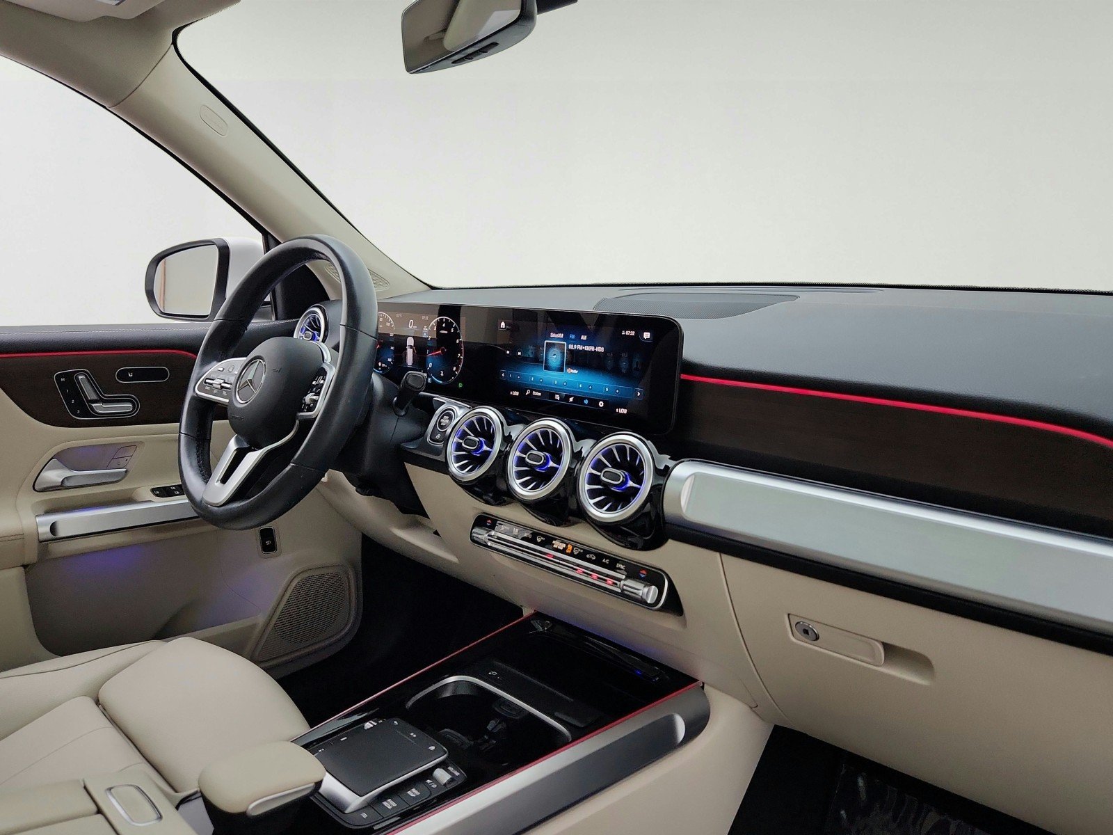 Used 2023 Polar White Mercedes-Benz GLB 250 image 25