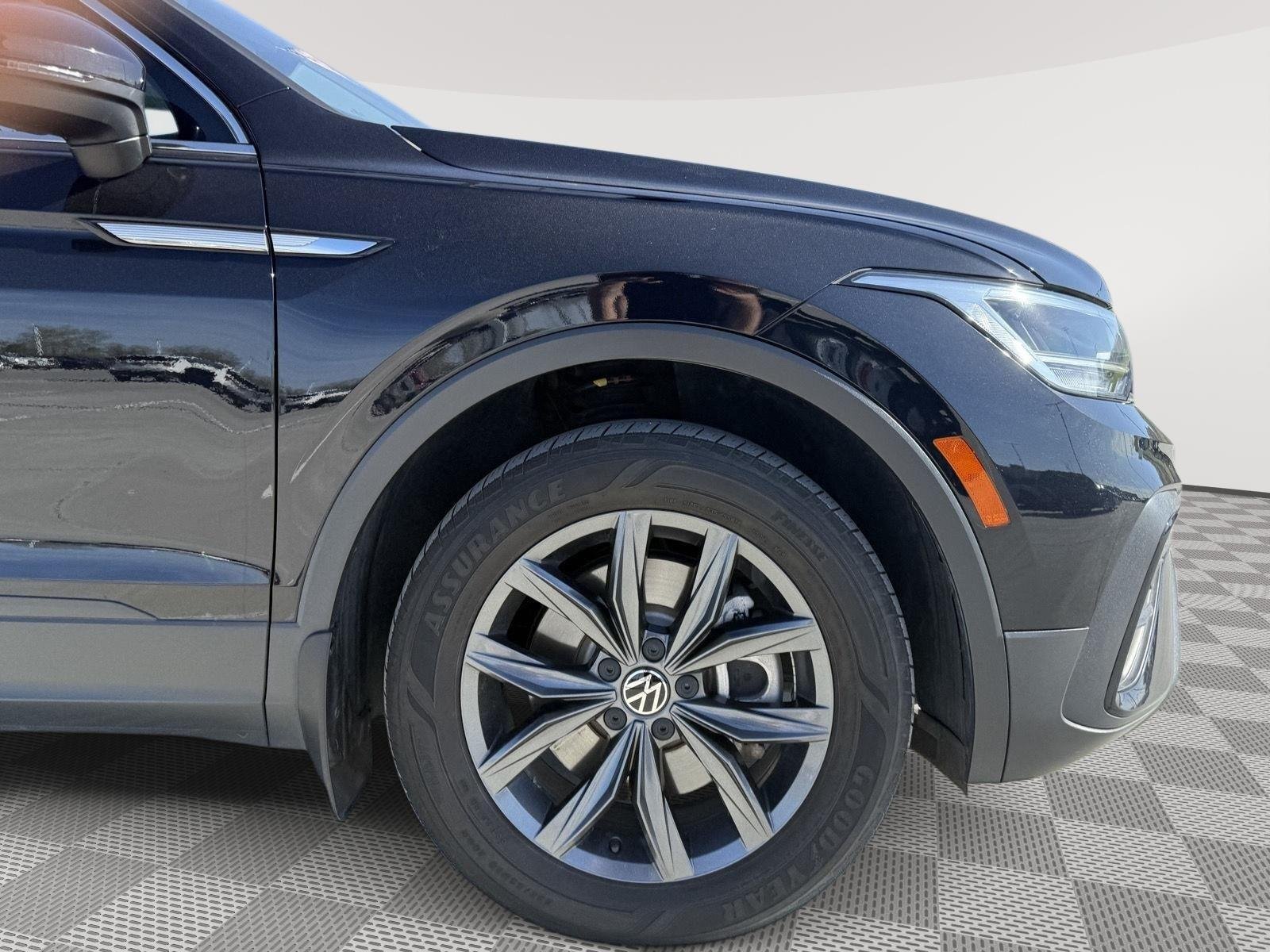 Used 2022 Deep Black Pearl Volkswagen SE image 9