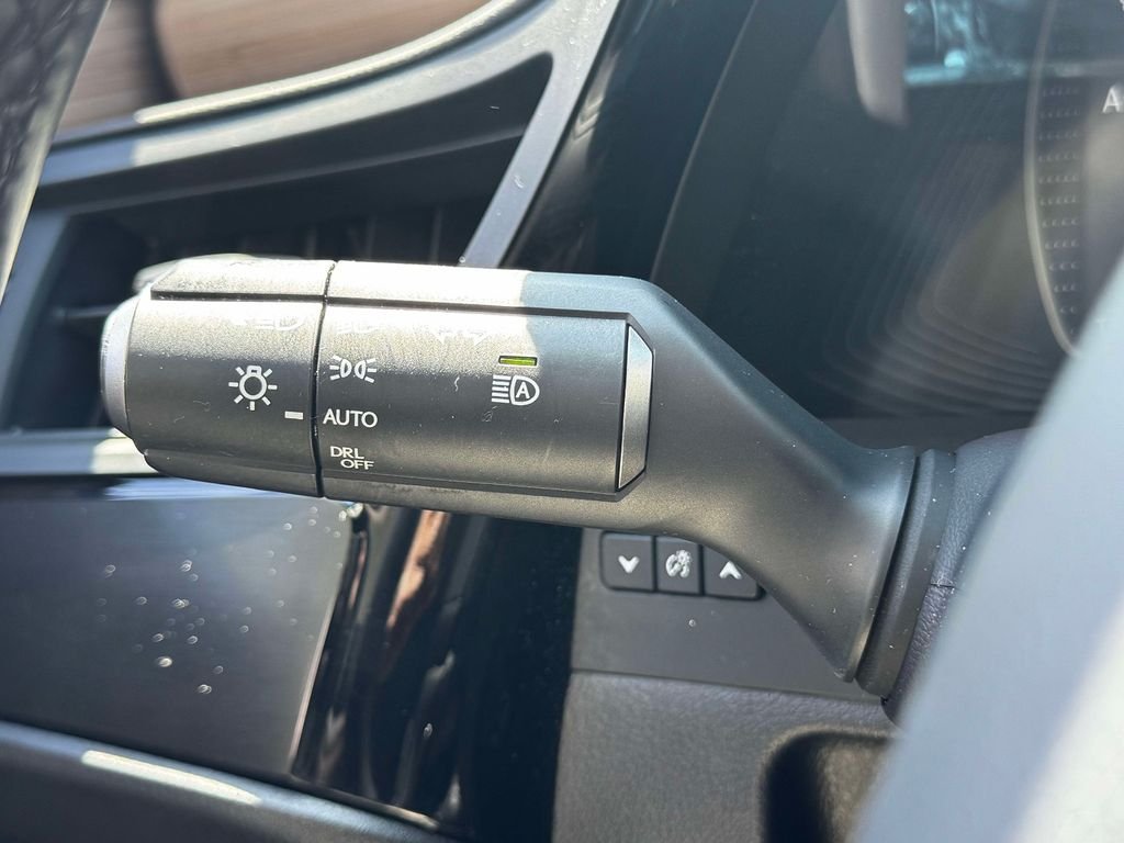 Used 2023 White Lexus 350 image 21